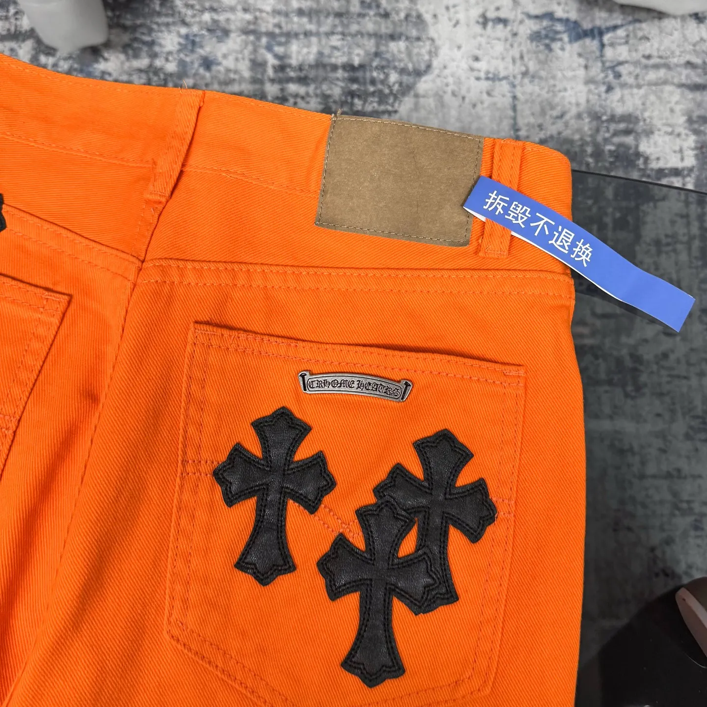 P240 Chrome hearts CH The same style as Yang and Su Extinct Virgil co-branded flare micro-flare jeans Three-dimensional version Loose and comfortable, not picky about the figure Makes you look taller and slimmer Made by a large factory Original quality control Same style for men and women Can be matched with couples Versatile recommendation A must-have jeans for all seasons Made of heavy-duty washed pure cotton denim fabric After washing, they are soft and thick and very stylish when worn Size: M-XXL Color: Orange .............